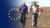 Imagen de dos agricultores caminando en una superficie sembrada con una sobreimpresión de la bandera de la Unión Europea 